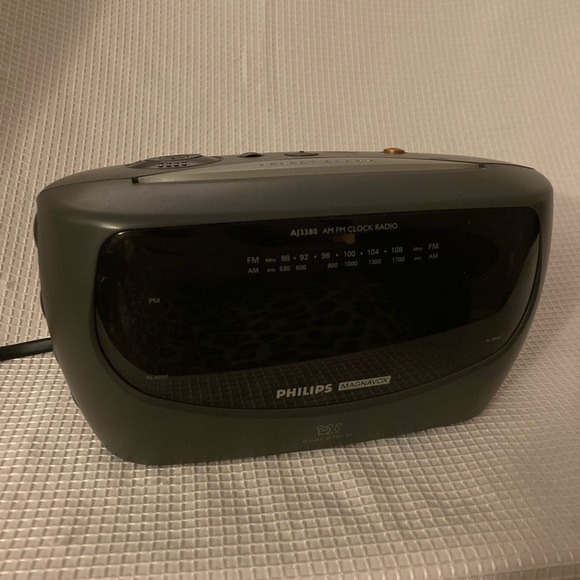 Philips Magnavox Alarm Clock/Radio! - Picture 2 of 6
